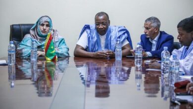 صورة وزير الإسكان يبحث مع والي نواكشوط الشمالية سبل بدء تنفيذ مشروع “حياة جديدة”