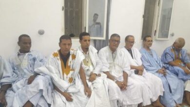 صورة وفد من نقابة الصحفيين يقدم واجب العزاء للنقيب السابق، في وفاة والدته
