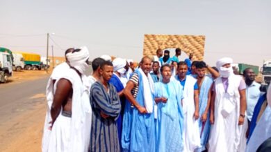 صورة سائقوا الشاحنات يضربون عن العمل بمدينة لعيون
