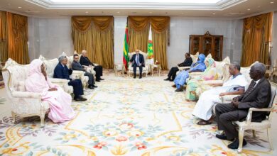 صورة لجنة الانتخابات تسلم الرئيس غزواني تقريرا عن العملية الانتخابية الأخيرة