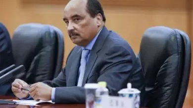 صورة ردة فعل غاضبة” من عزيز على أحد المحامين ورئيس المحكمة يحذره
