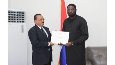 صورة السفير حمود ولد عبدي يسلم نسخة من أوراق اعتماده لوزير خارجية غامبيا (صورة)
