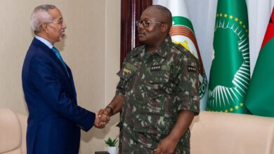 صورة وزير الدفاع يمثل غزواني في احتفالات غينيا بيساو باستقلالها