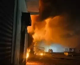 صورة نواكشوط: حريق “هائل” في أحد أحياء توجنين وجهود متواصلة لإخماده