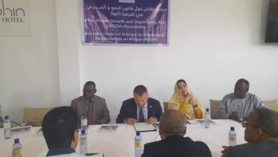صورة دبلوماسي أمريكي يلتقي مستثمرين ومنتخبين وسياسيين بنواذيبو