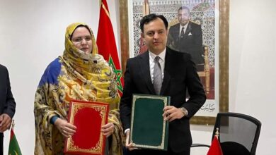 صورة بنت أحمدناه توقع برنامج تنفيذ التعاون في مجال التشغيل مع نظيرها المغربي
