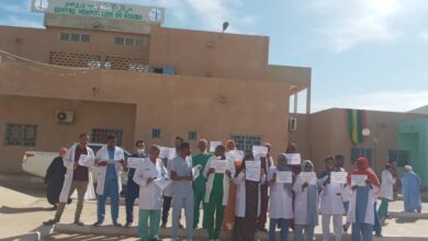صورة عمال مستشفى روصو يحتجون طلبا لصرف “مستحقات متأخرة”