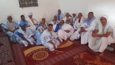 صورة جماعة منزل الشيخ سيد أحمد البكاي تزور الزعيم أحمد ولد داداه في مقر إقامته بمدينة ولاتة التاريخية (تفاصيل)