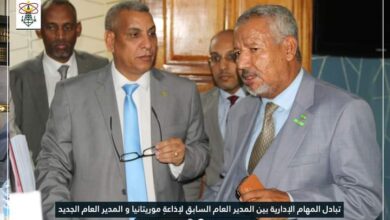 صورة تبادل المهام الإدارية بين المدير العام الجديد لإذاعة موريتانيا وسلفه (تفاصيل)
