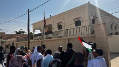 صورة موريتانيون يتجمهرون أمام سفارة جنوب افريقيا تأييدا لها