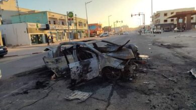 صورة اشتتعال سيارة بعد ارتطامها بأحد أعمدة التيار الكهربائي بتفرغ زينة (تفاصيل)