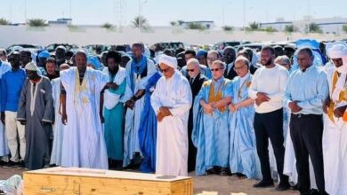 صورة جماهير غفيرة تؤدي صلاة الجنازة على الرئيس الأسبق للبرلمان محمد ولد أبيليل (صور)