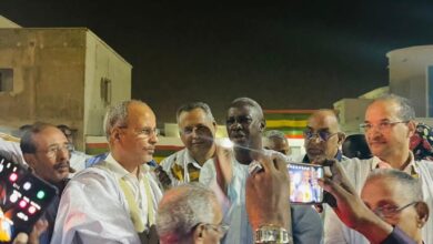 صورة رئيس حزب الإنصاف يخرج للشارع مشاركا الجماهير فرحة التأهل التاريخي للمنتخب الوطني
