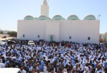 صورة هكذا أدى الآلاف صلاة الجنازة على جثمان العلامة حمدا ولد التاه في مسجد ابن عباس