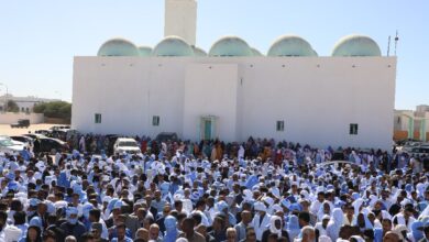 صورة هكذا أدى الآلاف صلاة الجنازة على جثمان العلامة حمدا ولد التاه في مسجد ابن عباس