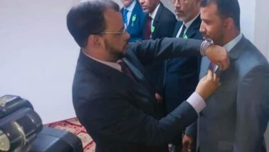 صورة وزير الشؤون الإسلامية يوشح الدكتور سيد أحمد ولد بونعامة بوسام الامتنان الوطني