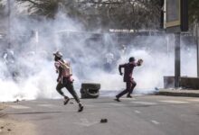 صورة مقتل طالب في احتجاجات رافضة لتأجيل الانتخابات بالسينغال