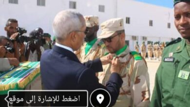 صورة وزير الدفاع يوشح محمد يحي الحبوس أحمد المختار بوسام الاستحقاق الوطني درجة ثالثة