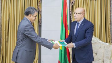 صورة غزواني يتسلم التقرير السنوي الأول للمجلس الأعلى للتهذيب