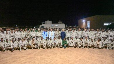 صورة غزواني يفطر مع جنود بير أم اكرين أقصى شمال البلاد