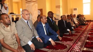 صورة الأمين العام لوزارة الصيد رفقة نظيره بالشؤون الإسلامية يشرفان على تدشين مجمع مسجد تانيت