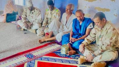 صورة قائد الكتيبة 52 يقدم واجب العزاء في وفاة المساعد محمد ولد اعمر