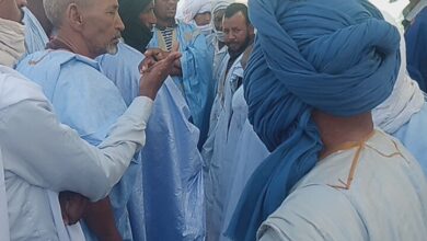 صورة أهالي ولد عبد الدايم أمام مباني مقاطعة كوبني مطالبين بالقبض على الجاني وتحقيق العدالة (فيديو)