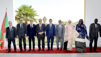 صورة وزير الاقتصاد والتنمية المستدامة يوشح عددا من الموظفين بقطاعه