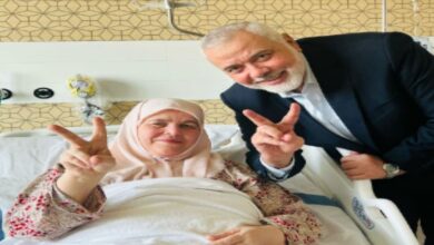 صورة ولد محم يعزي إسماعيل هنيه نيابة عن غزواني