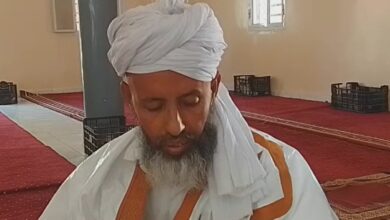 صورة إمام يدعو الرئيس لتنفيذ مشروع بناء جامع نواكشوط الكبير
