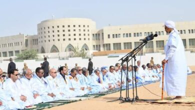 صورة غزواني يؤدي صلاة عيد الفطر المبارك في رحاب جامع ابن عباس بنواكشوط