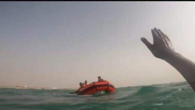 صورة خفر السواحل ينقذ شابين من الغرق في شواطئ العاصمة نواكشوط بعد مداهمة الأمواج