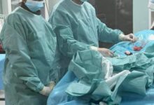 صورة أطباء بمركز أمراض القلب ينجحون في إجراء عملية لزرع جهاز مزيل رجفان القلب لأول مرة بموريتانيا