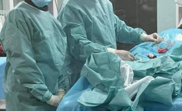 صورة أطباء بمركز أمراض القلب ينجحون في إجراء عملية لزرع جهاز مزيل رجفان القلب لأول مرة بموريتانيا