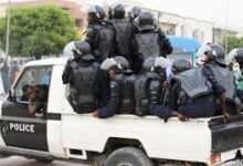 صورة الشرطة الوطنية تنقذ شابا حاول إشعال النار في جسده أمام القصر الرئاسي بالعاصمة نواكشوط