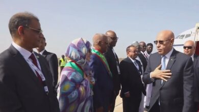 صورة النائب اقليوة لحظانا في طليعة المستقبيلين للرئيس محمد ولد الشيخ الغزواني بالعاصمة الغامبية “بانجول”