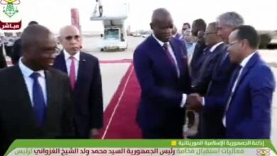 صورة ولد الطالب ألمين رفقة الوفد الرسمي يستقبل الرئيس الغابوني أثناء زيارته للعاصمة انواكشوط (فيديوه)