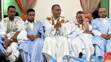 صورة مجموعة شبابية تجتمع بمنزل رجل الأعمال محمد ولد السالك ولد المختار دعما للرئيس غزواني