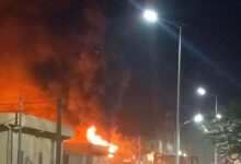 صورة حريق هائل وسط مدينة كيفة بشركة لمطل قرب المسجد السعودي