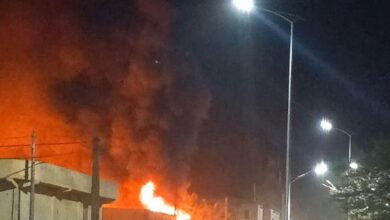 صورة حريق هائل وسط مدينة كيفة بشركة لمطل قرب المسجد السعودي