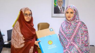 صورة وزيرة العمل الاجتماعي تستقبل وتكرم الفتاة الحاصلة على أعلى معدل في البكالوريا 2024 