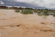 صورة السيول تهدد الحاجز الرملي بامبود وتجرف جوانب الطريق معبد