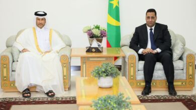 صورة الوزير الأول يجري مباحثات مع السفير القطري