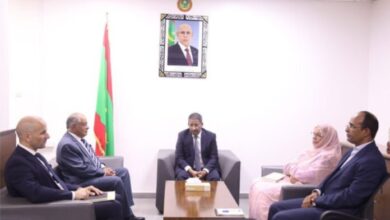 صورة وزير التجهيز والنقل يجري مباحثات مع سفير الجزائر