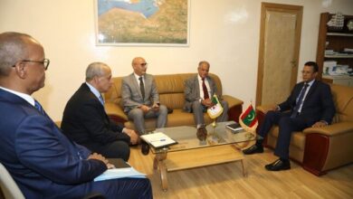 صورة وزير الصيد يجري مباحثات مع السفير الجزائري