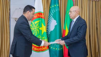 صورة الرئيس غزواني يسلم الوزير الأول المختار ولد أنجاي رسالة التكليف لتكامل العمل وتحقيف الطموحات