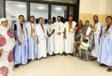 صورة وزير الثقافة والفنون يؤدي زيارة للإطمئنان على صحة الفنان الكبير الأستاذ أبوه ولد بوبّه جدو
