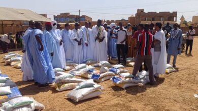 صورة إطر ووجهاء ولاية كوركول يقدمون مساعدات للمتضرربن من النهر