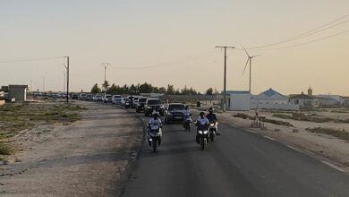 صورة مريدوا الطريقة القادرية يستقبيلون الخليفة العالم الشيخ عبد العزيز على مشارف العاصمة نواكشوط