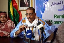 صورة وزارة العمل توزع مساعدات مالية وكراسي متحركة على الأشخاص ذوي الإعاقة في شنقيط